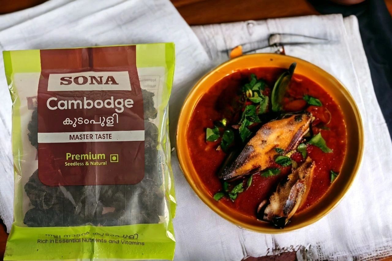 Kerala nadan meen curry in a clay bowl with curry leaves, made with SONA Cambodge kudampuli